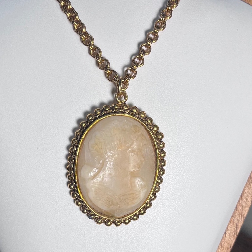 Vtg Genuine Cameo Pendant Necklace Gold Tone Double Link Chain 20 Inch